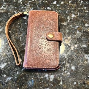 Real leather iPhone 12/12pro wallet. 4 card slots & money slot.